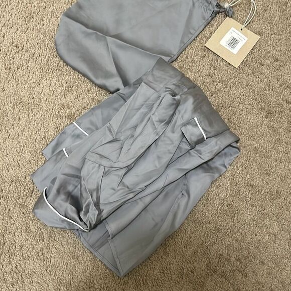 Ettitude Women's M Long Sleeve Sateen Stripe Pajama Top Fog Gray Minimalist New - Picture 9 of 12